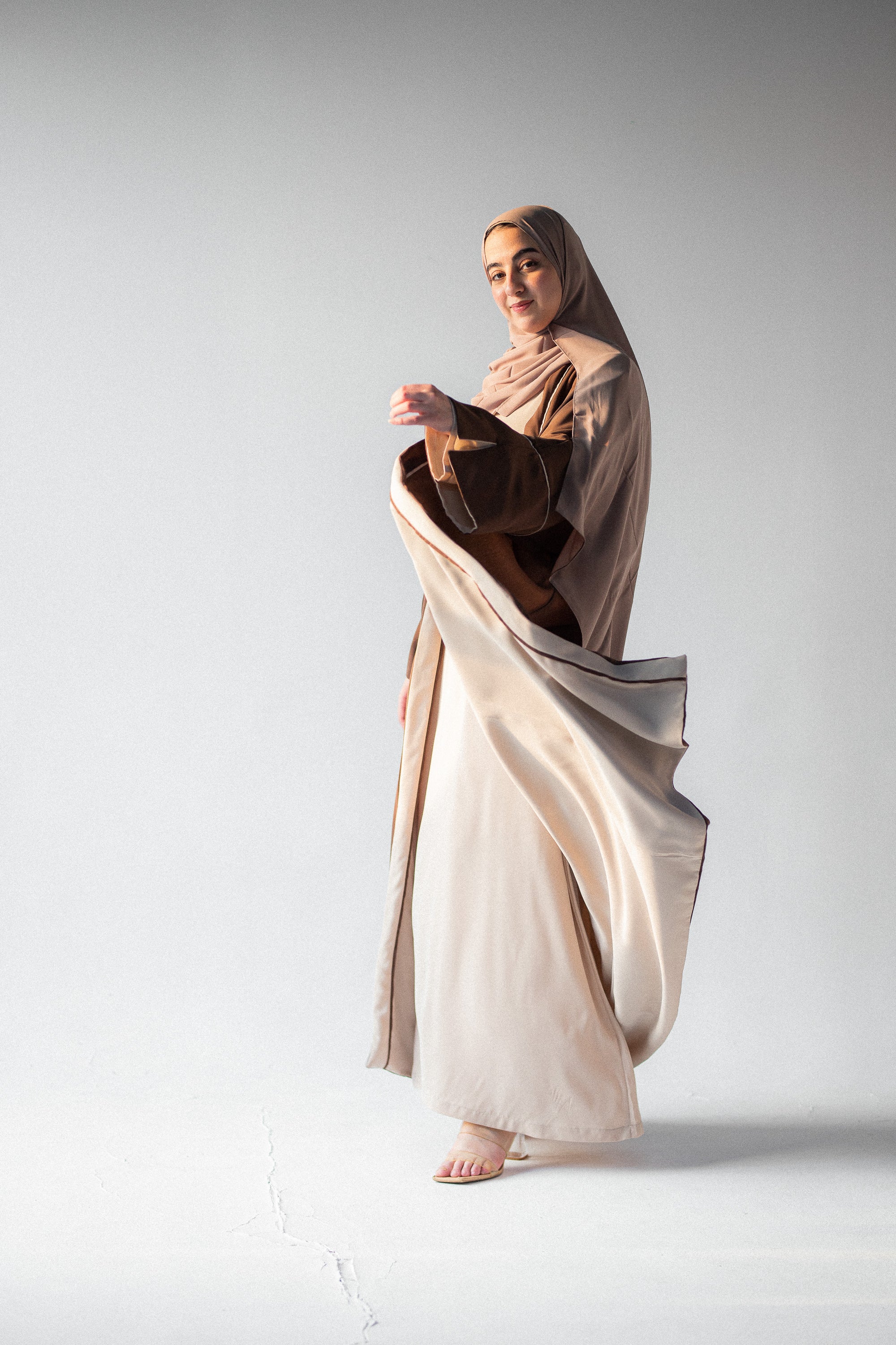 Tharaa Abaya