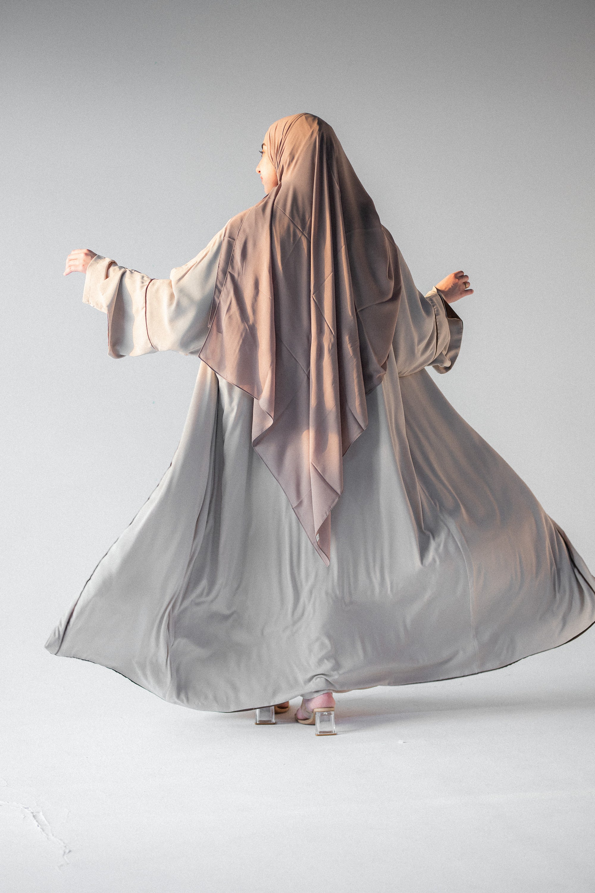 Tharaa Abaya